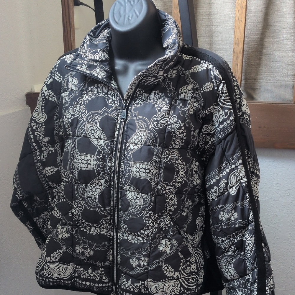✨ FP Movement Women's Pippa Packable Puffer Jacket in a bandana print Size XS - Picture 2 of 9